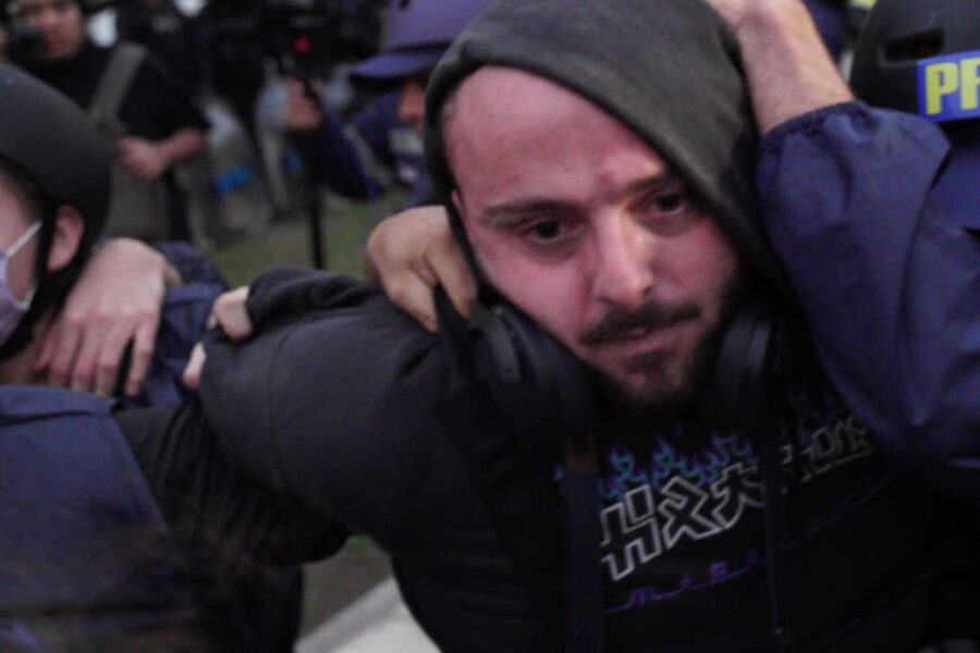 Gendarmería y Prefectura agredieron a jubilados y movileros, arrestando a fotoperiodistas