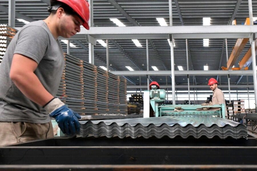 Las importaciones metalúrgicas crecen cincuenta veces más que la producción