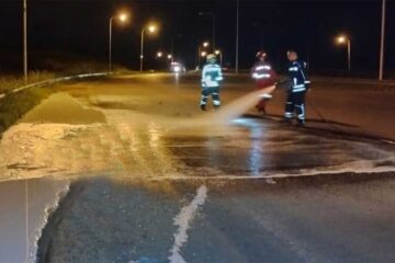 Derrame de líquido inflamable en la autovía a causa de un camión accidentado