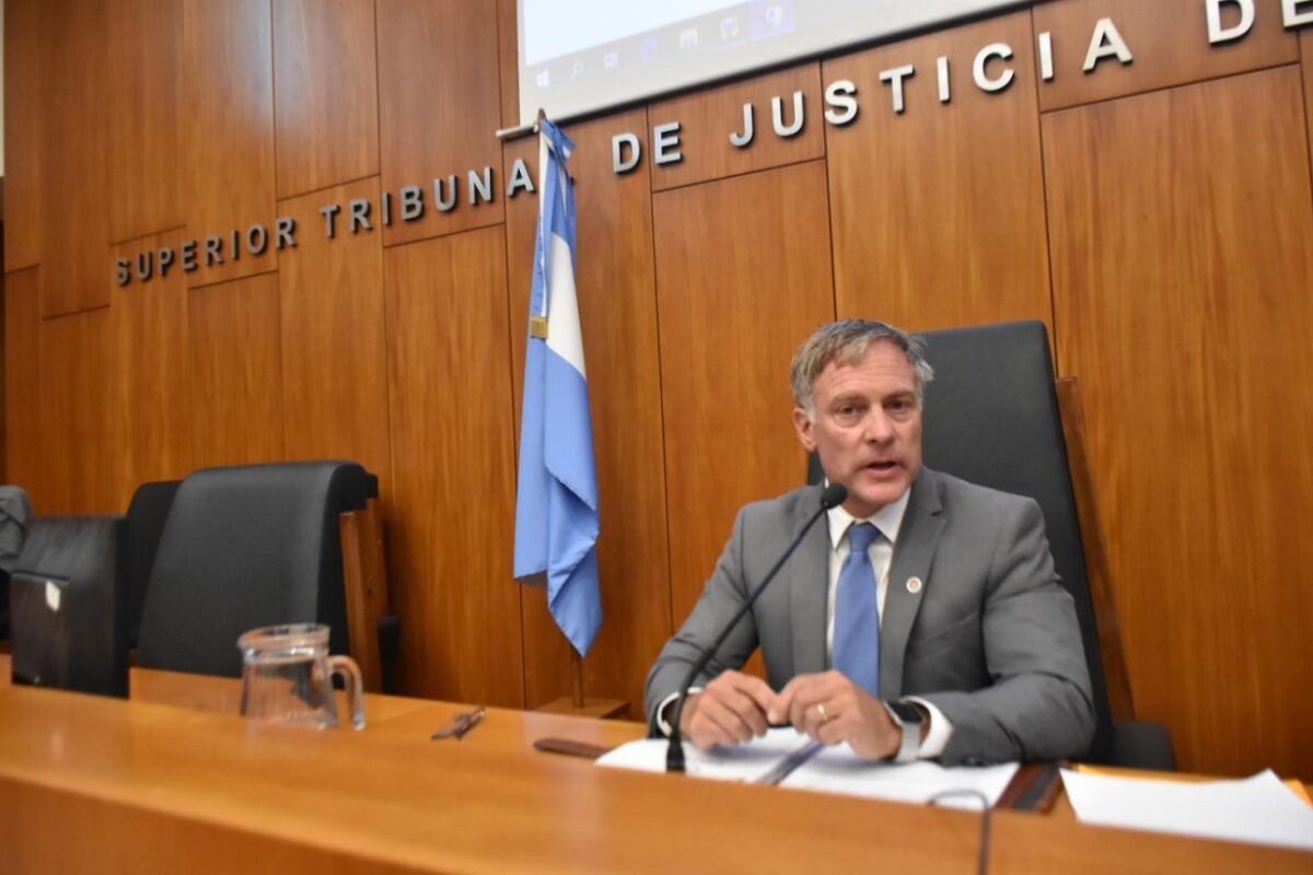 Absolución de un acusado de narcomenudeo por vigilancia ilegal sin autorización judicial