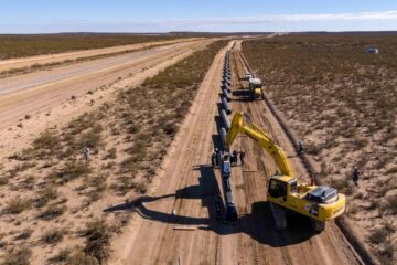 El petróleo avanza hacia el mar mientras se desarrolla la mayor obra energética de Vaca Muerta