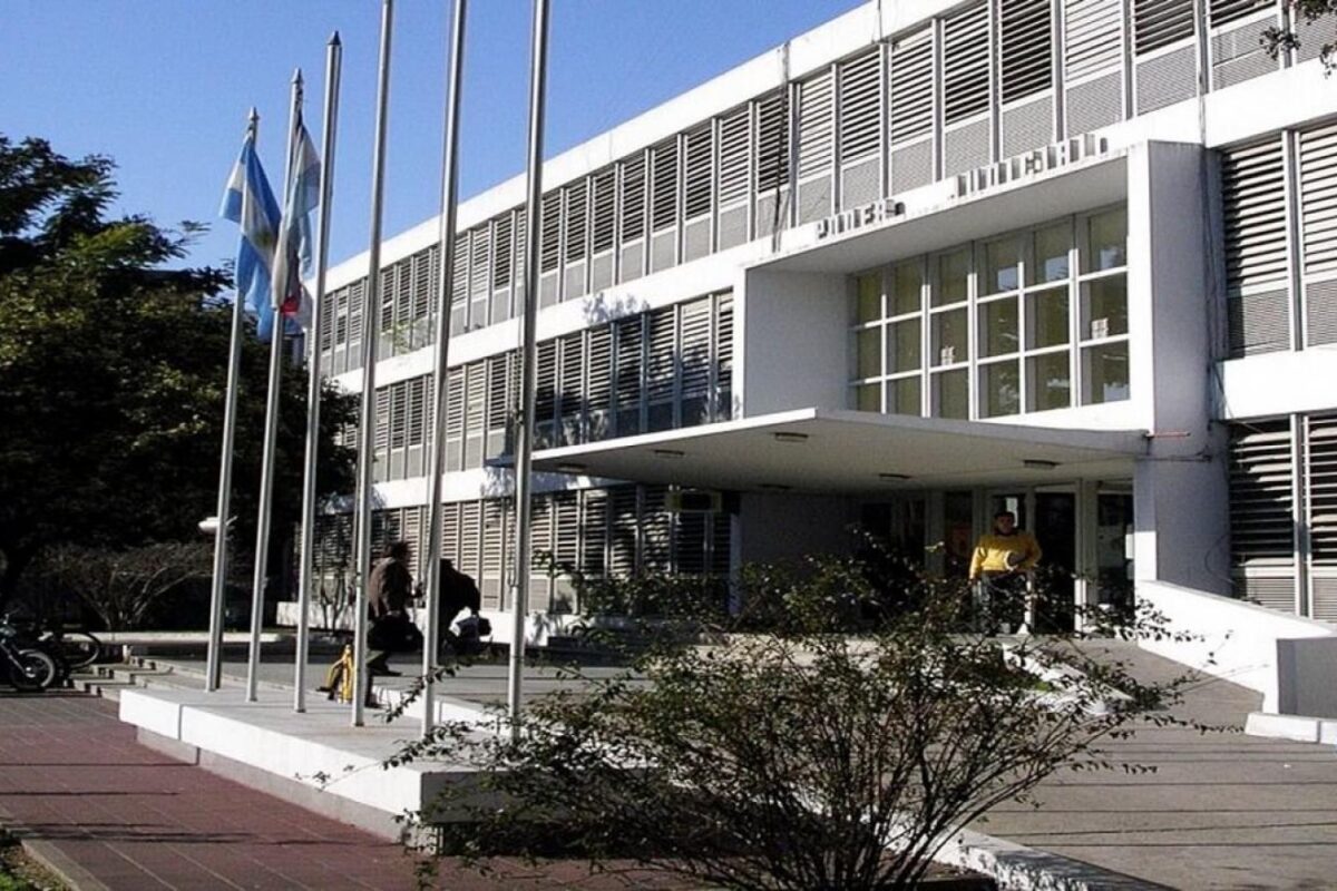 Absolución de acusado por irregularidades en la intervención policial en caso de venta de drogas