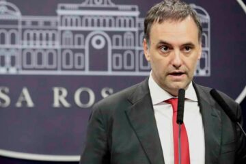 Crisis en los medios públicos: el gobierno busca reducir la planta de RTA en medio del conflicto entre Adorni y el interventor