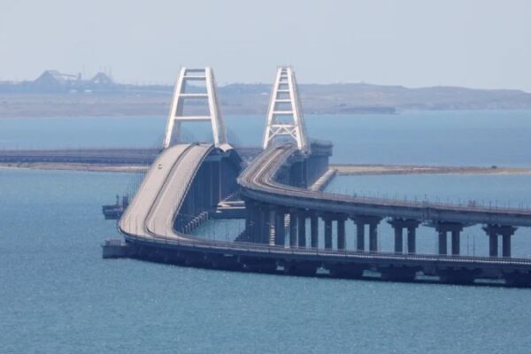Ucrania lanza ataque con explosivos al puente que une Rusia con Crimea, generando tensiones en la región