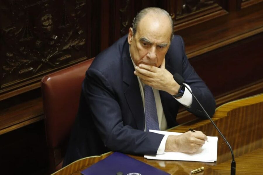 Francos responde al ser llamado “mentiroso” y cierra su informe de gestión en medio de la controversia