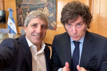 Milei enfrenta críticas por su Falacia intertemporal y su relación conflictiva con Caputo