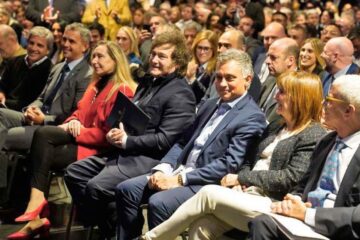 Milei llega a La Plata mientras la interna libertaria se expone sin tapujos