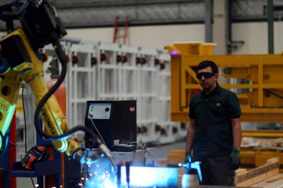 Argentina mejora cuatro posiciones en el Ranking de Competitividad Mundial 2025, pero permanece entre los últimos lugares.