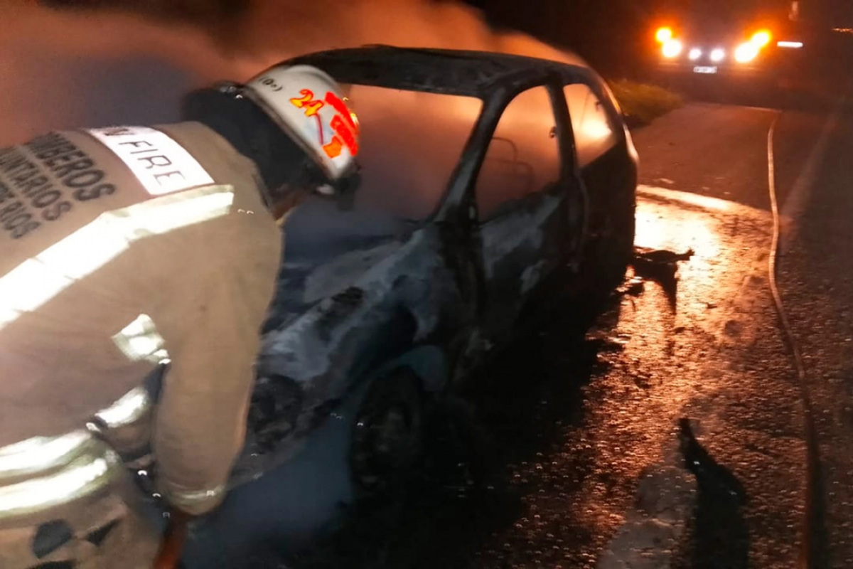 Auto se incendia en la autovía 14 cerca de Ceibas, dejando daños totales en el vehículo