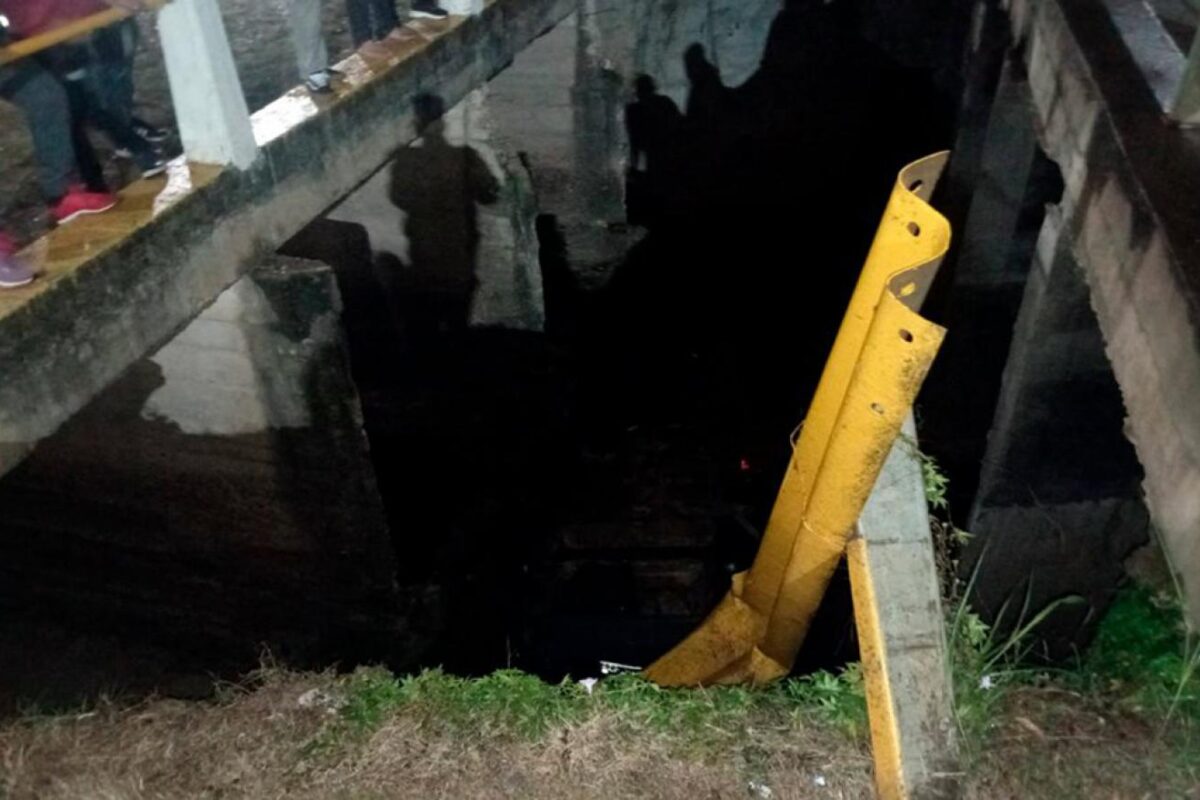 Accidente fatal: auto choca con un árbol, cae al vacío y termina debajo de un puente.