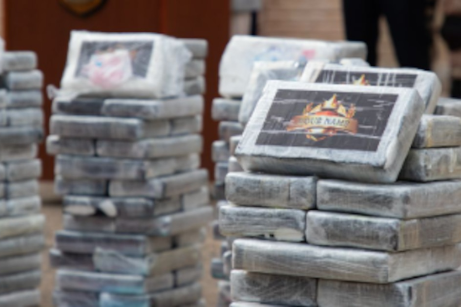 Patricia Bullrich supervisa la quema de 500 kilos de cocaína hallados en un barco en Puerto General San Martín