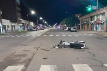 Joven en estado reservado tras colisión violenta entre moto y pickup en accidente de tránsito