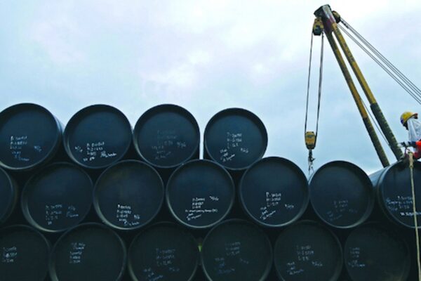 Bancos analizan el impacto de un posible bloqueo en la ruta del petróleo ante la tensión en el Golfo Pérsico