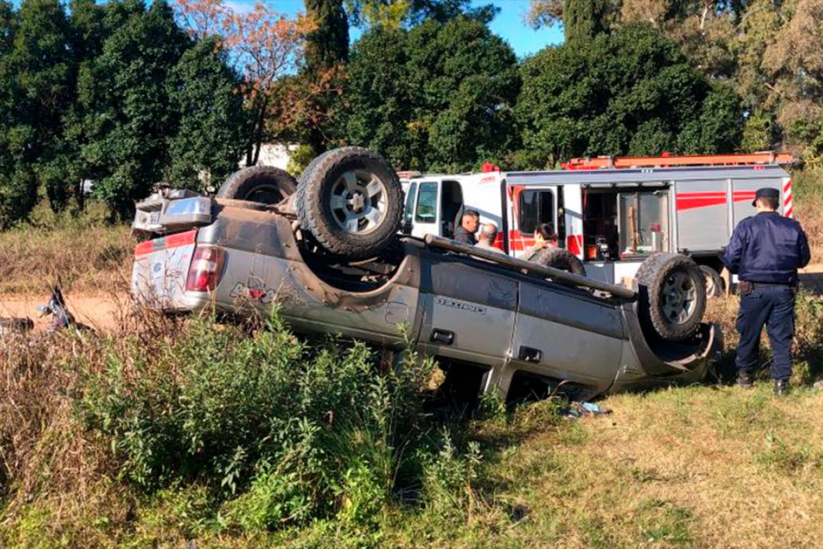 Hospitalizan a dos mujeres tras volcar su camioneta en un camino rural de Gualeguay