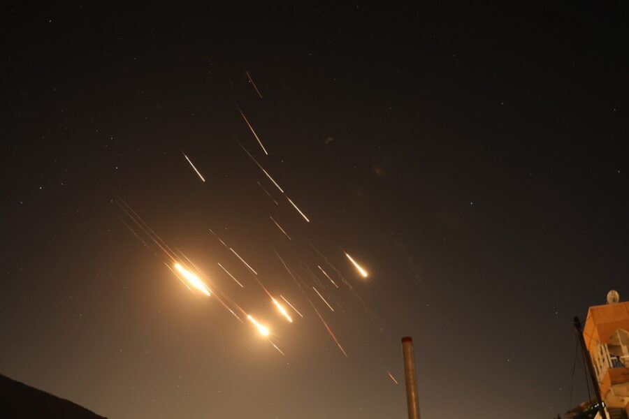 Irán ejecuta un masivo ataque con misiles dirigido a Israel, generando tensiones en la región (VIDEOS)