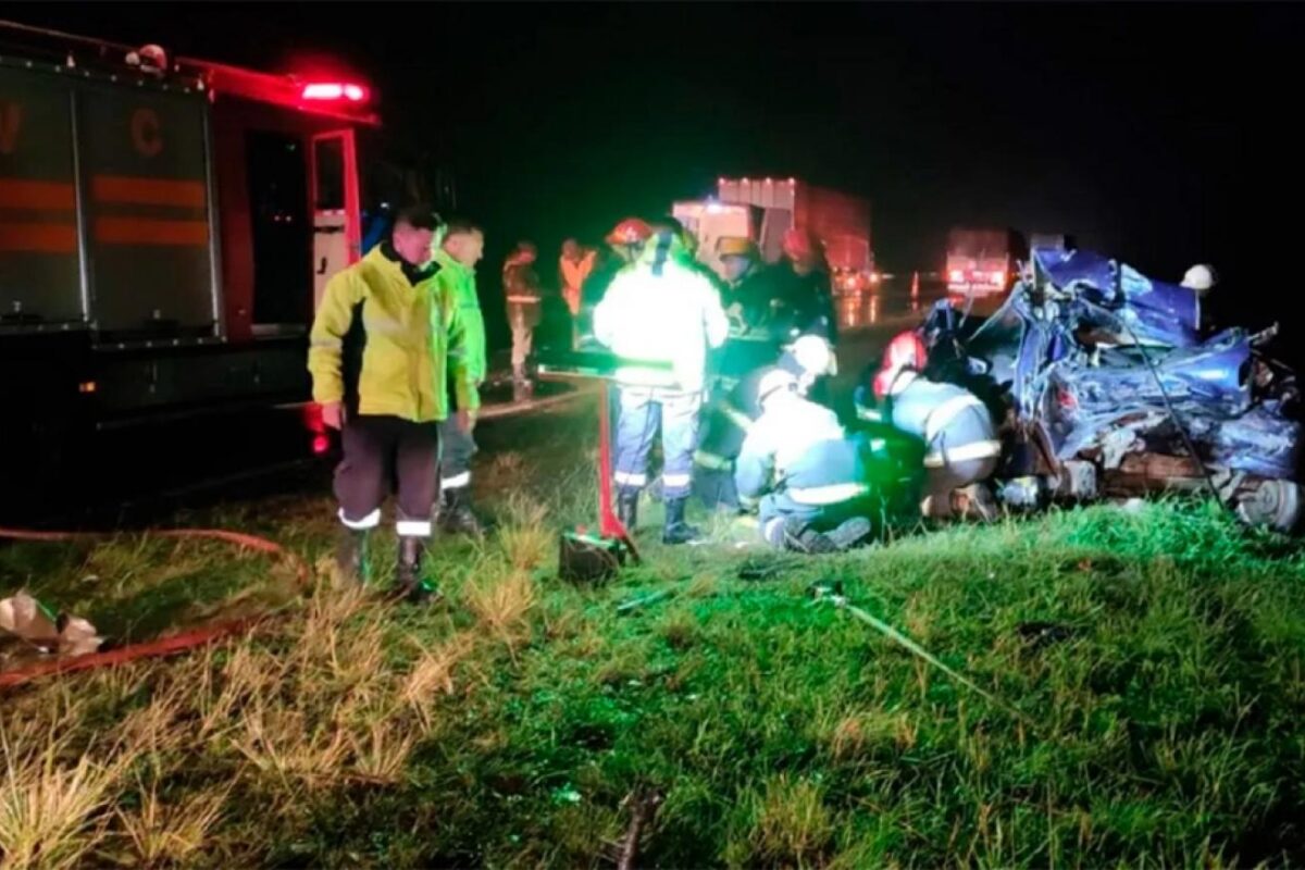 Ruta 12: grave accidente entre camión y dos autos deja dos heridos en estado crítico