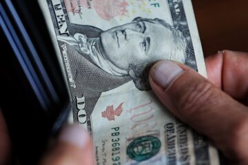 Dólar inicia junio a la baja en el mercado mayorista y financiero; el blue cae a $1.165 y reservas del BCRA suben.