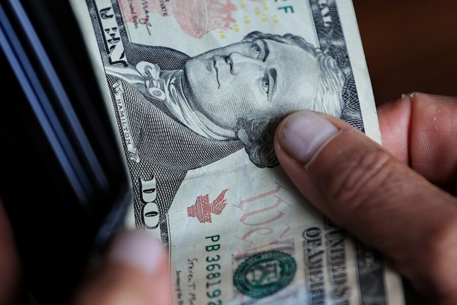 Dólar inicia junio a la baja en el mercado mayorista y financiero; el blue cae a $1.165 y reservas del BCRA suben.