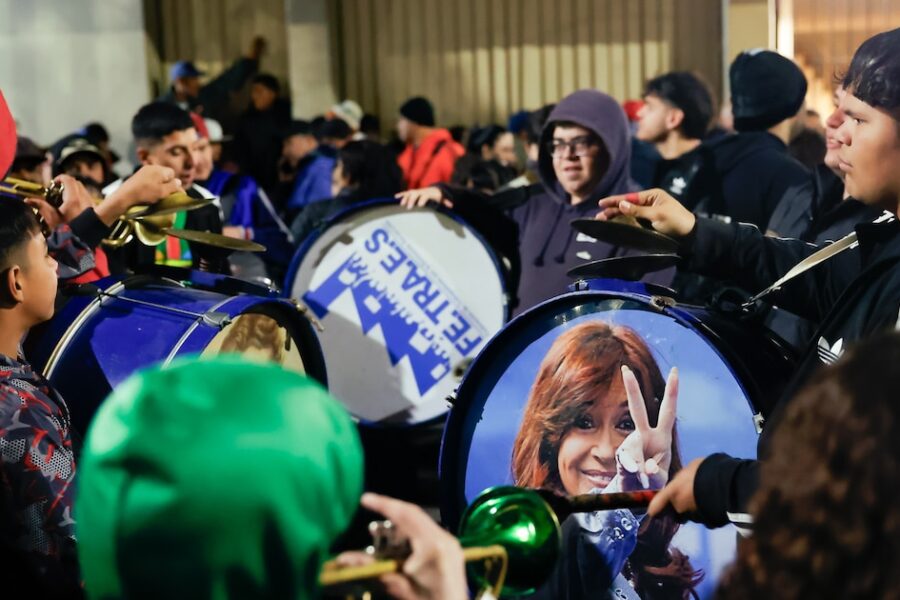 Piqueteros y organizaciones sociales confirman marcha en apoyo a Cristina Kirchner en su domicilio durante prisión domiciliaria