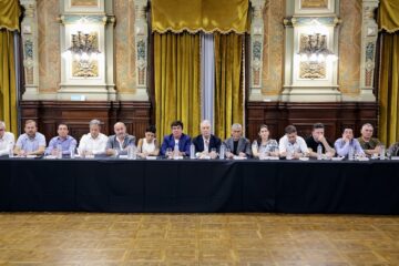Intendentes del PJ impulsan acuerdos por las listas en PBAM mientras negocian a contrarreloj con Kicillof y Kirchner