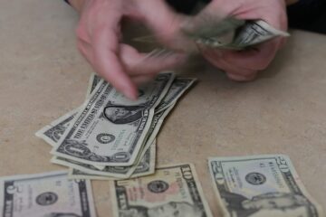 Bancos buscan captar dólares “del colchón” y aumentan la remuneración de cuentas tras fin del cepo y desregulación