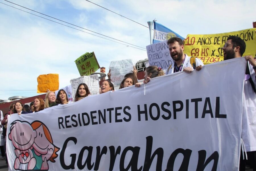 Gobierno anuncia aumento salarial para residentes en el Hospital Garrahan: salario alcanzará $1.300.000 desde julio.