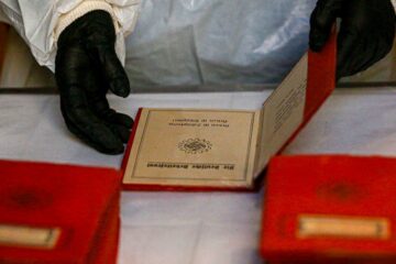 La Corte Suprema avanza en el análisis de 12 cajas nazis halladas, revelando más de 5000 libretas y carnets históricos