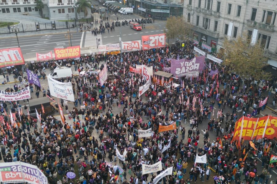 Movilización en el centro porteño: protestas por jubilados y el conflicto en el Hospital Garrahan con fuerte despliegue policial