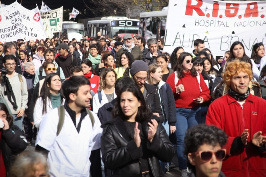 Gobierno llama a empleados administrativos del Garrahan para negociar salarios mientras aTE advierte sobre división en reclamos