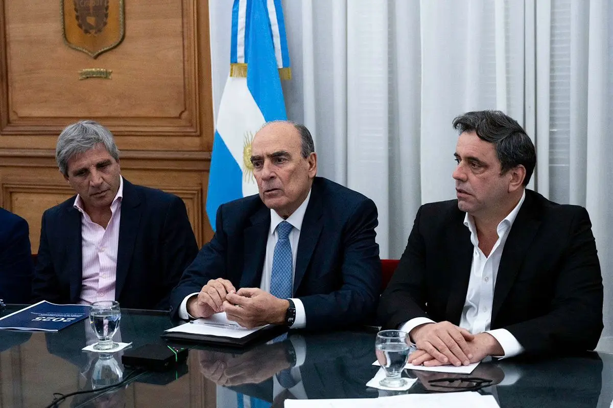 Dólares en el colchón: Rogelio Frigerio e Ignacio Torres suman su adhesión al proyecto de semi blanqueo de Caputo
