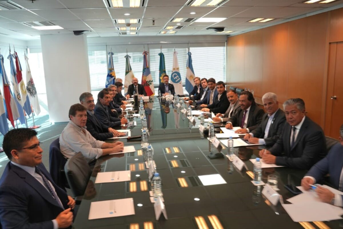 Preocupados por la caída en la recaudación y la falta de obras, casi todos los gobernadores dijeron presente en una reunión para marcarle la cancha al Gobierno