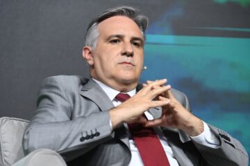 Córdoba busca USD 800 millones en Wall Street en medio de tensiones con Nación sobre recursos y riesgo país elevado.