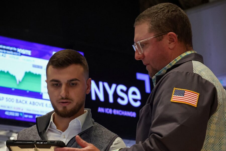 Cinco factores que afectan acciones y bonos en el segundo semestre tras precios más bajos en activos argentinos