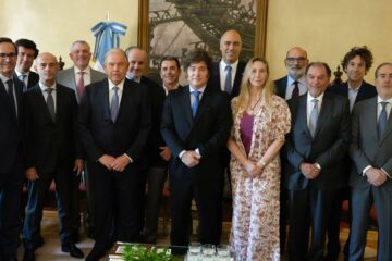 Milei se reunió en Madrid con empresarios, junto a Karina Milei, el canciller y el embajador argentino en España.