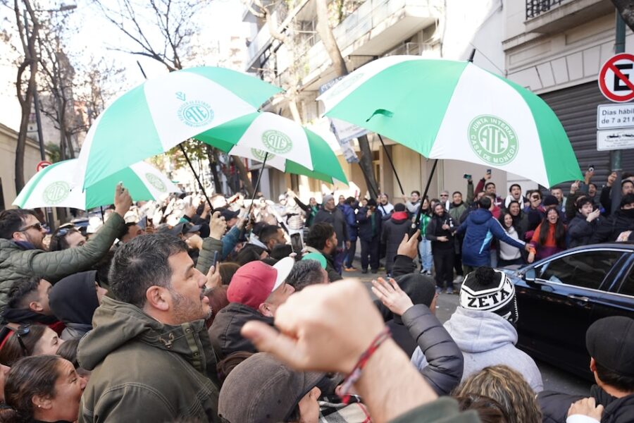 Gobierno descontará el día a empleados públicos que se sumen al paro por la concentración en la casa de Cristina Kirchner