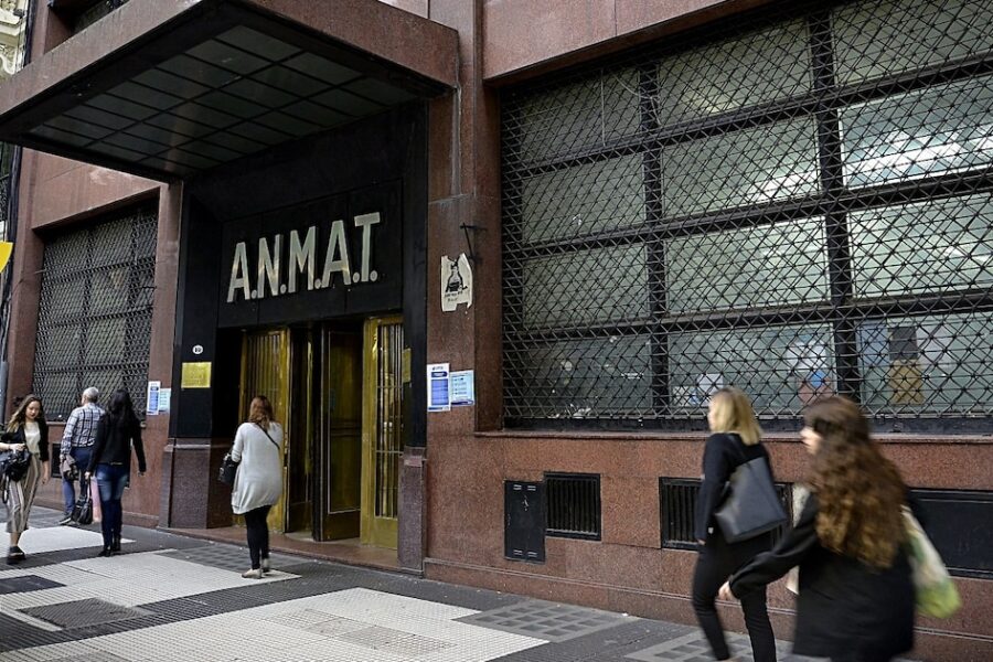 Anmat simplifica más de 300 trámites para empresas de salud en Argentina, agilizando procesos y anticipando reformas.