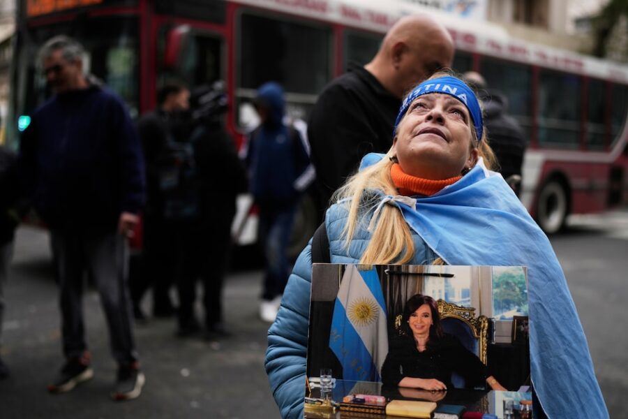 Gobierno justifica controles a micros que llevan militantes a Plaza de Mayo para evitar actos violentos