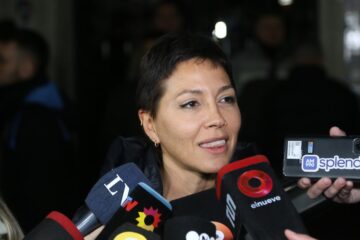 Mayra Mendoza anunció que Cristina Kirchner no podrá salir al balcón para saludar a la militancia por decisiones judiciales.
