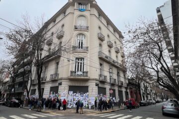 La militancia de CFK se reúne para convocar marcha tras desalojo del gobierno porteño en la zona el próximo miércoles