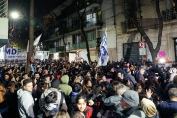 Policía desalojó sorpresivamente a militantes acampados frente al departamento de Cristina Kirchner en Constitución
