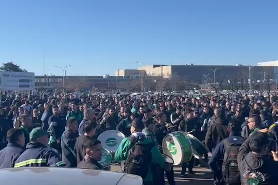 Militantes peronistas respaldan a Cristina Kirchner con un corte en la Panamericana ante posible condena judicial