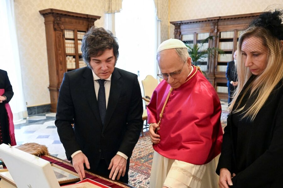 Regalos con significado cultural: Javier Milei sorprende al Papa León XIV durante su visita a la Santa Sede