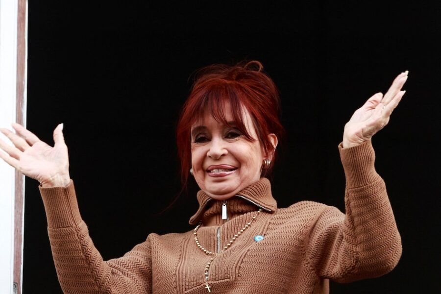 Cristina Kirchner se comunica con la militancia desde su balcón tras el desalojo de la Policía de la Ciudad