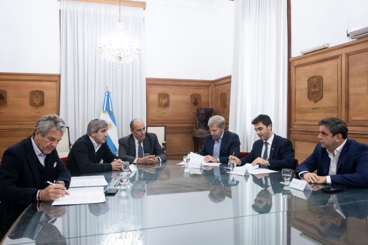 Otras dos provincias se sumaron al convenio de Nación para sacar los dólares del colchón