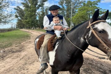El tambero que ha dedicado 50 años a su pasión por las vacas y los caballos sin elegir entre ambos mundos