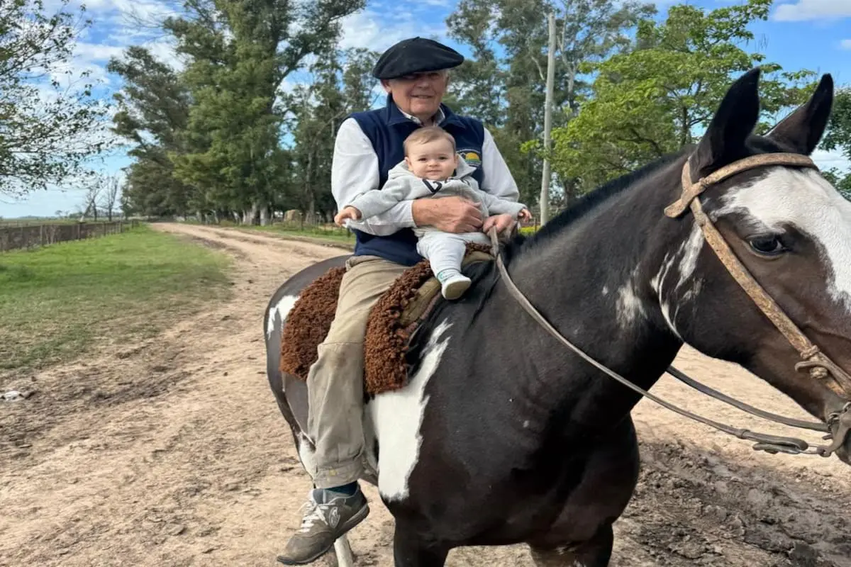 El tambero que ha dedicado 50 años a su pasión por las vacas y los caballos sin elegir entre ambos mundos