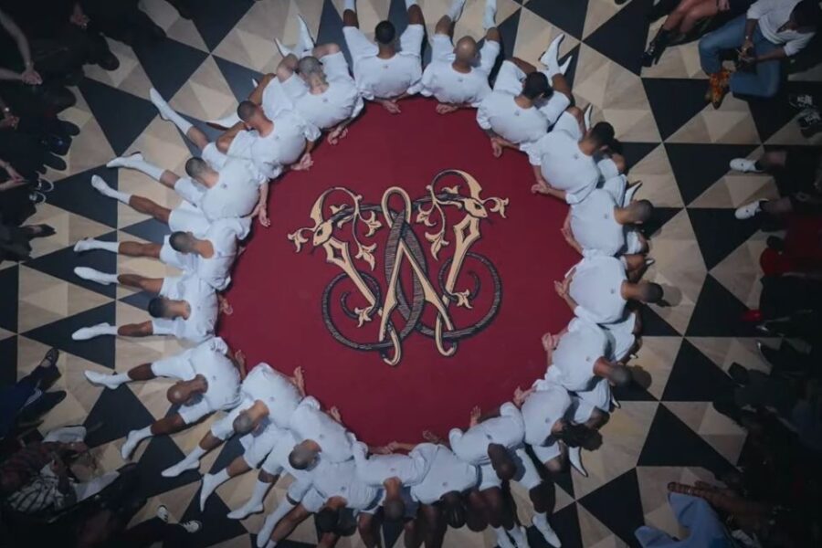 Nayib Bukele responde a diseñador que criticó su megacárcel en París: “Glorifican a los criminales”