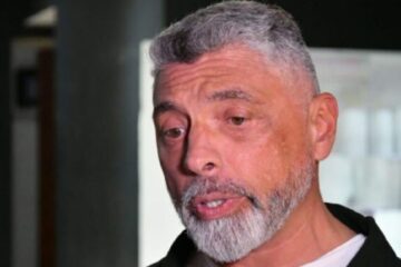 LLA en Bahía Blanca enfrenta tensiones con Milei por veto a ayuda, jefe de concejales pide renuncia tras enojo