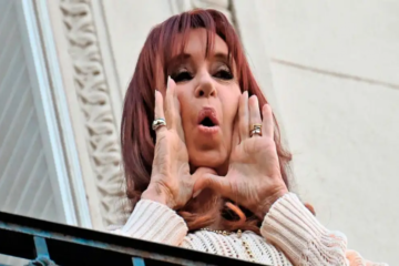 Cristina podría enfrentar prisión domiciliaria para evitar su asistencia a Comodoro Py antes de los posibles juicios.