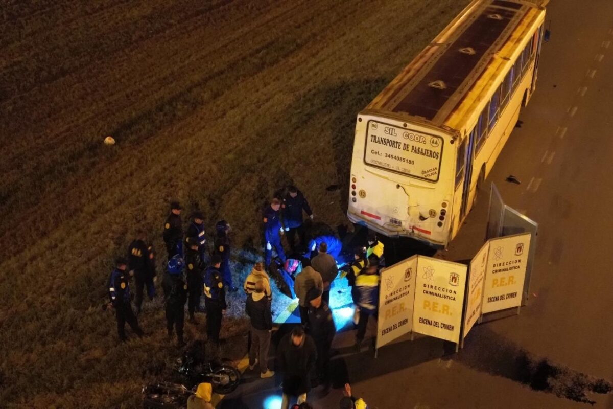 Motociclista fallece en colisión con colectivo en la ruta 14; el conductor fue arrestado.